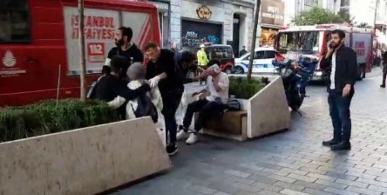 Video: muertos y heridos tras explosión en una calle de Estambul 