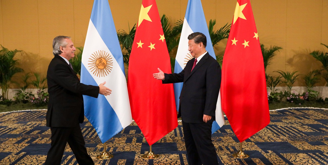 Alberto Fernández se reunió con el presidente chino Xi Jinping tras sufrir una gastritis erosiva
