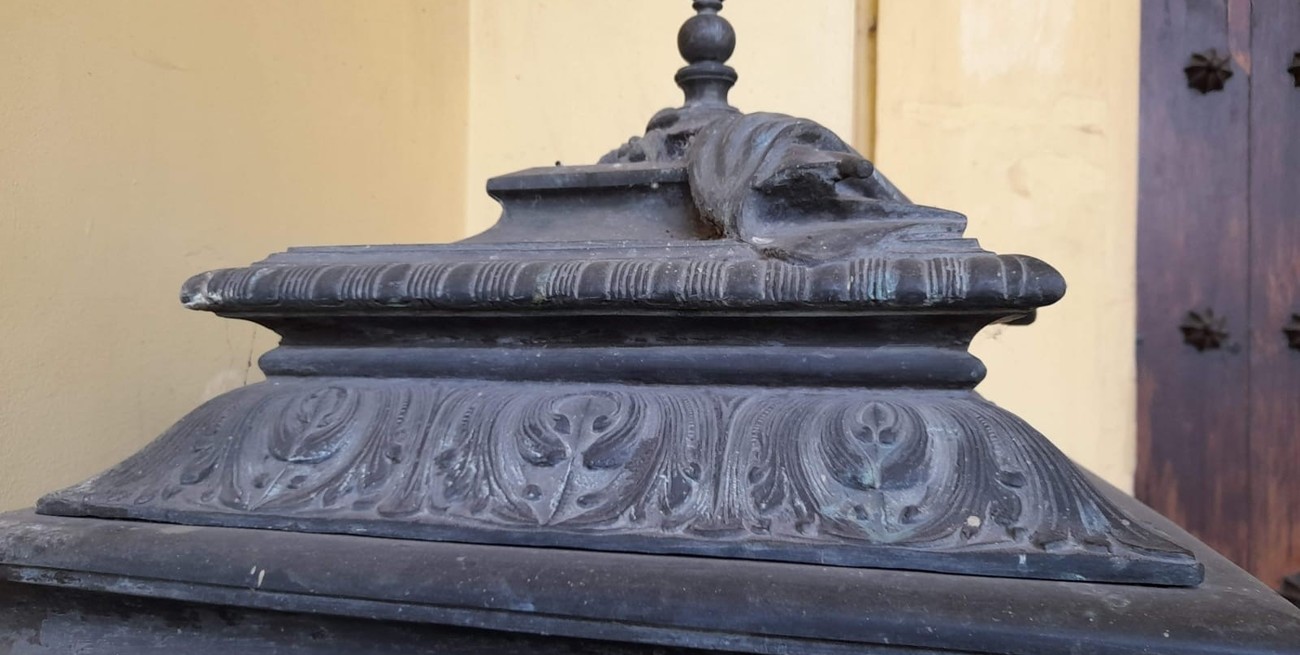 Vandalización de la urna que contiene los restos de Juan Apóstol Martínez, soldado de San Martín