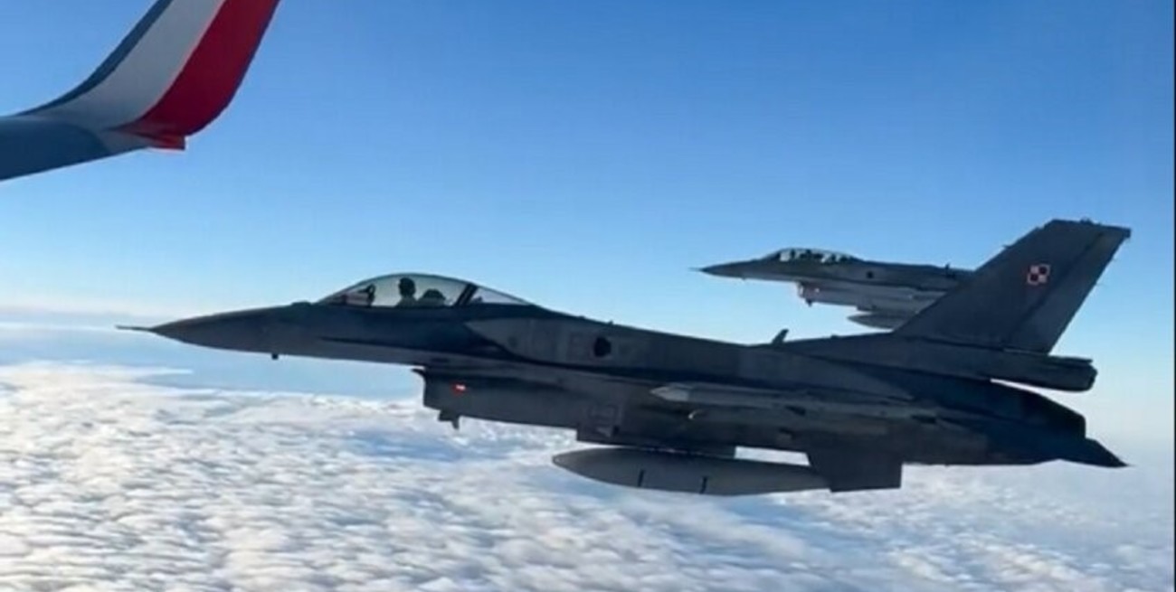 Video: el plantel de Polonia viajó a Qatar escoltado por aviones cazabombarderos