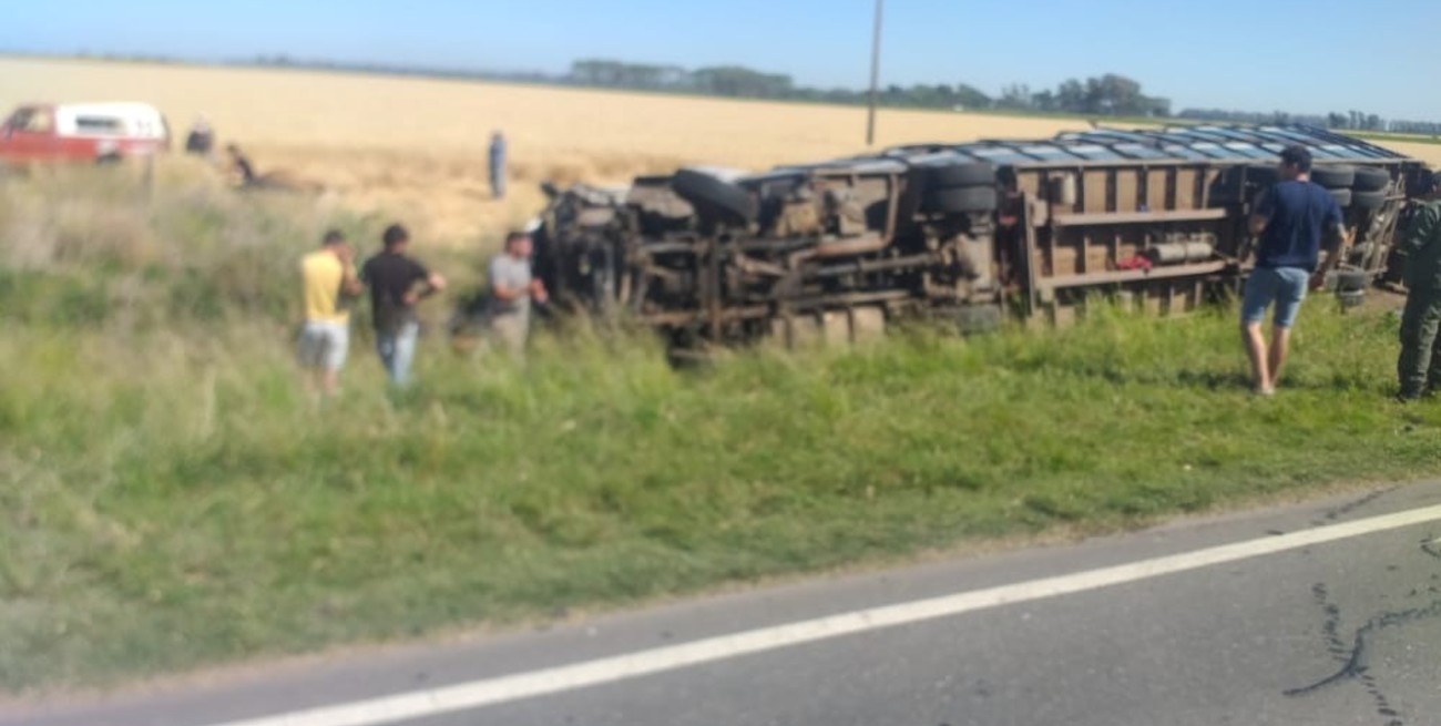 Trágico choque entre un camión y un utilitario