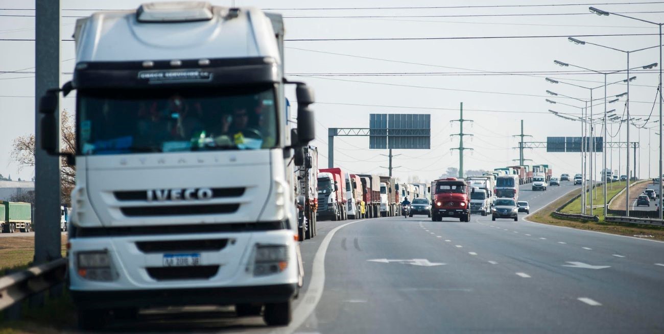 Fin de semana largo en Argentina: desde este viernes restringen el tráfico de camiones