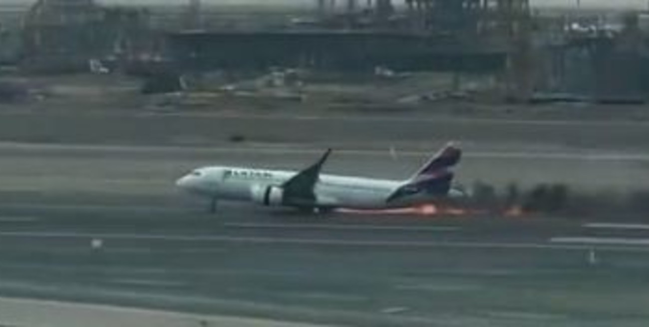 Dos muertos en el aeropuerto de Lima: un avión chocó contra un camión en pleno aterrizaje