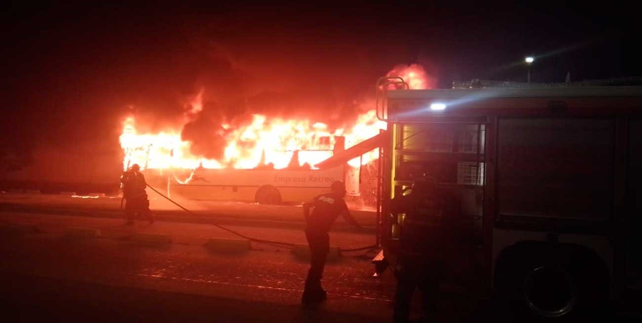 Se incendió un colectivo con pasajeros frente al cementerio de Santa Fe