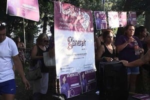 Javier Sen, de remera blanca y bermuda azul, en el reclamo de justicia por el crimen de Daniela, antes de ser detenido.