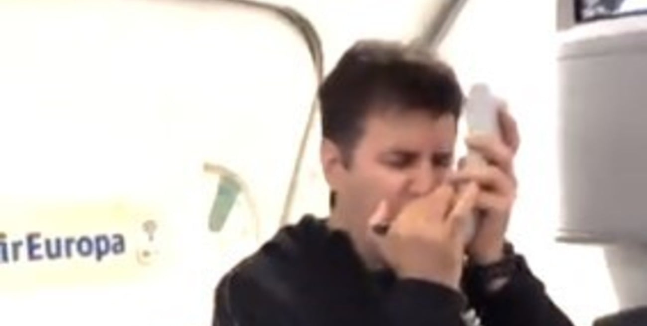 Video: Ciro Martínez tocó el himno nacional y revolucionó a todo el vuelo