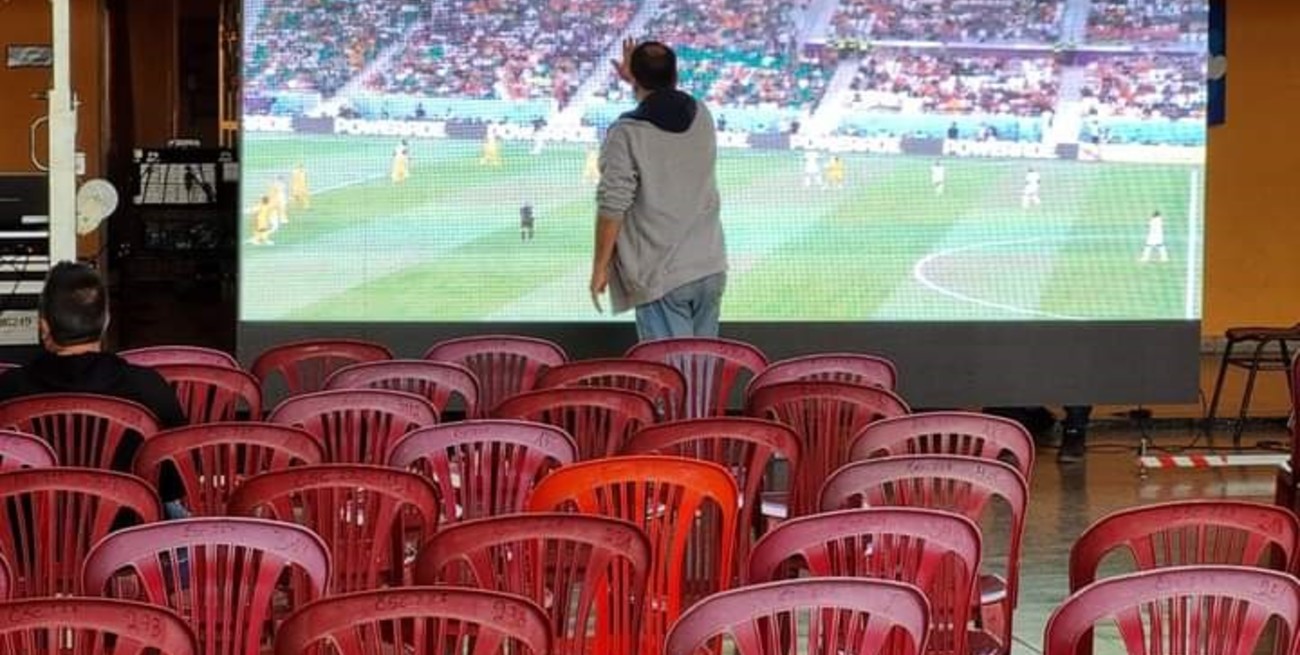 Los de la mañana y la tarde: las escuelas de Pujato se unieron para seguir a la Selección Argentina en Qatar