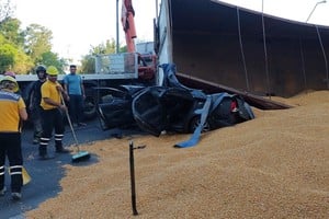 El remolque cayó sobre el vehículo de menor porte - aplastándolo-  y derramó el cargamento de soja que transportaba.