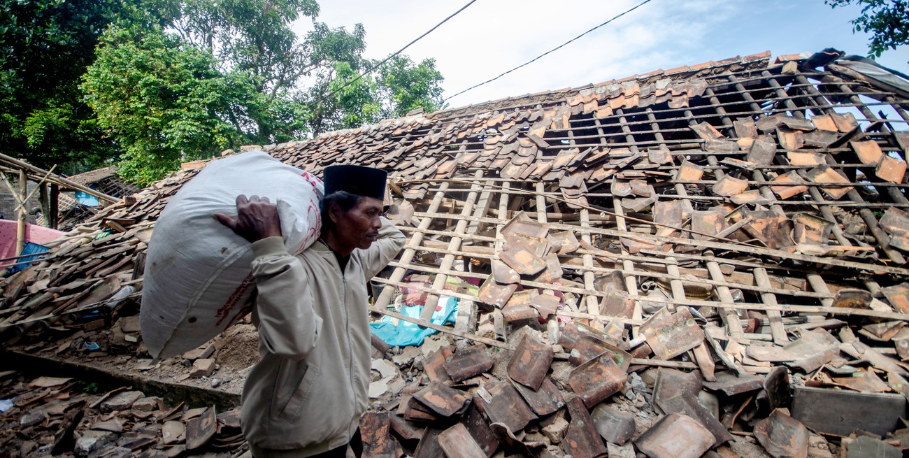 Video: ascienden a 268 los muertos y hay mil heridos por el terremoto en la Isla de Java