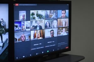 El debate comenzó el 3 de septiembre de 2021 y como regían restricciones por la pandemia la mayoría de los actores lo presenciaron por Zoom. Crédito: Guillermo Di Salvatore