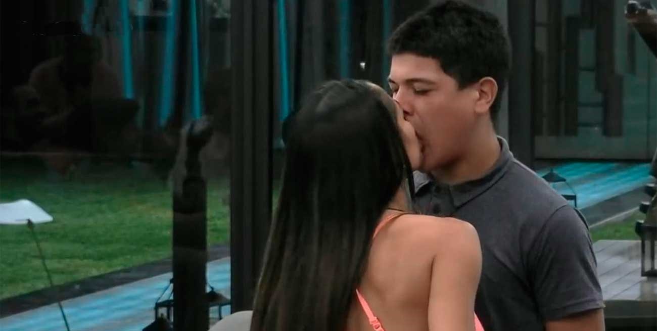 Primer y apasionado beso entre Daniela y Thiago en Gran Hermano