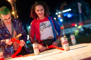 El punto de encuentro contó con juegos de carreras y challenges de latas, beer pong y un espacio pensado para hacer fotos.