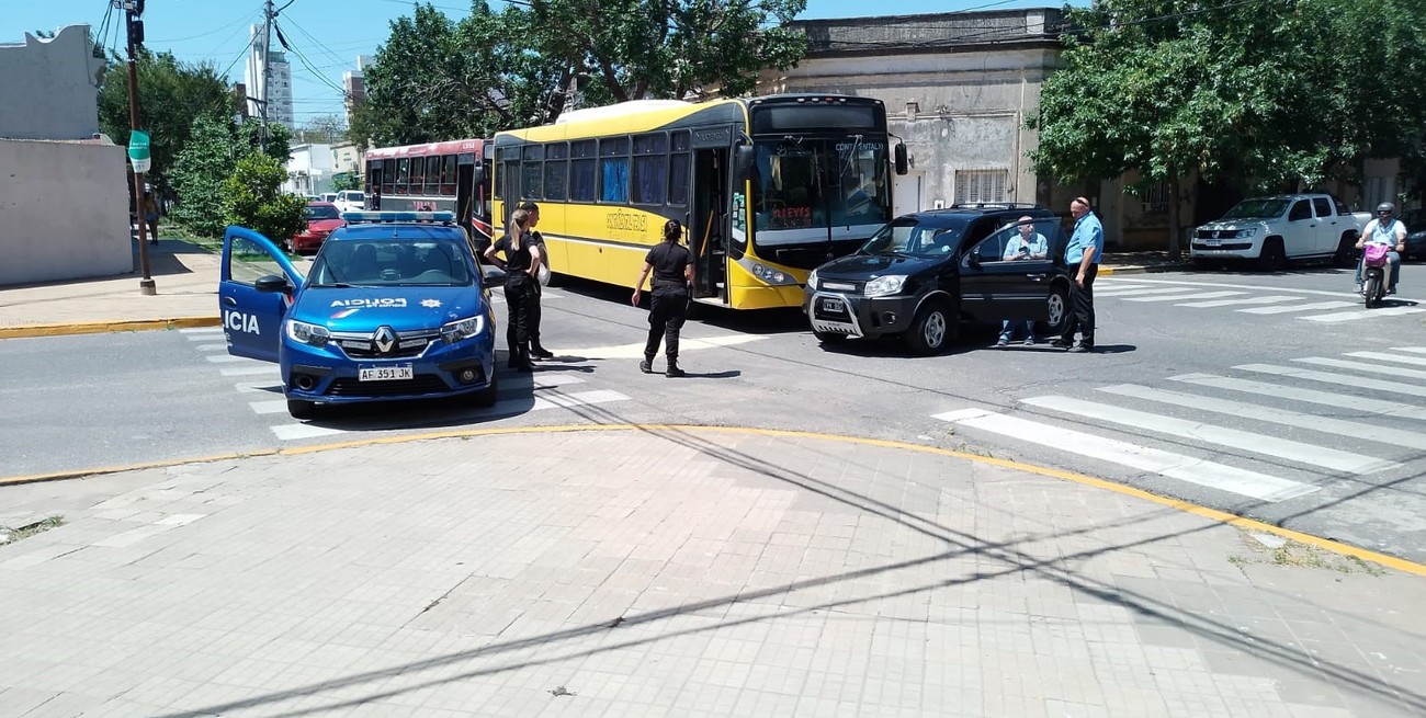 Santa Fe: un colectivo y un auto chocaron en la esquina de Dorrego y Sargento Cabral