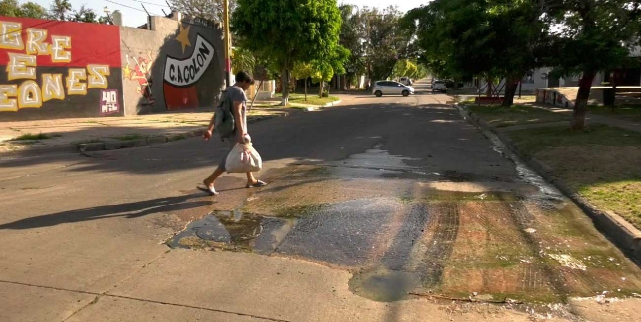 Nauseabundo desborde cloacal en Tarragona 700 de barrio Centenario