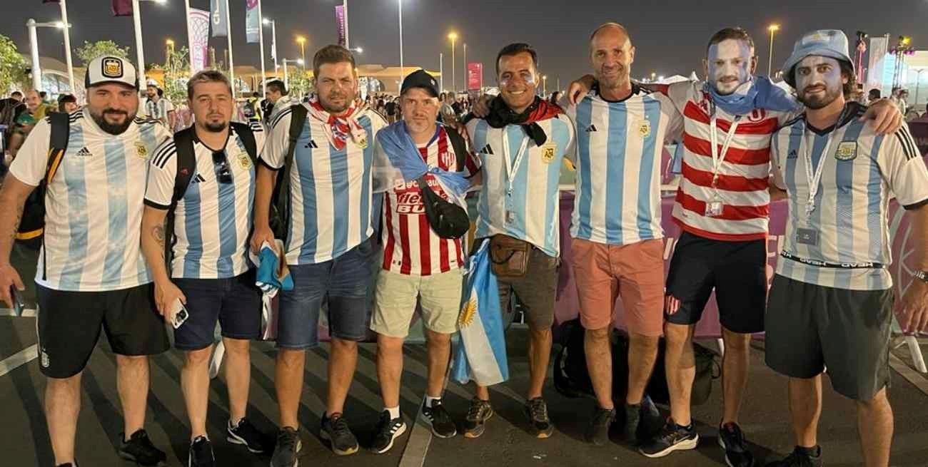 Banderas, color y esperanza: así viven la previa los hinchas argentinos en Qatar