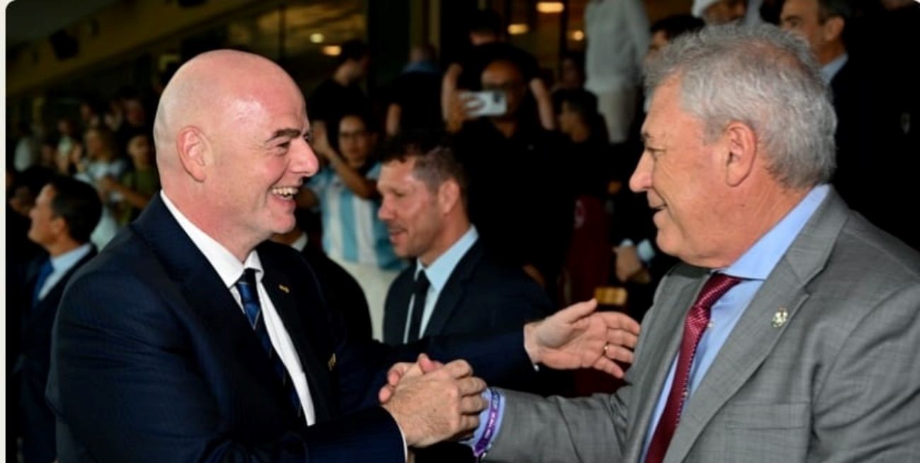 El saludo de Infantino a Pumpido y el reconocimiento a las leyendas
