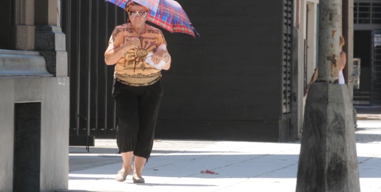 Alerta roja en Rosario: aconsejan cuidarse de la ola de calor sin distinción de edad
