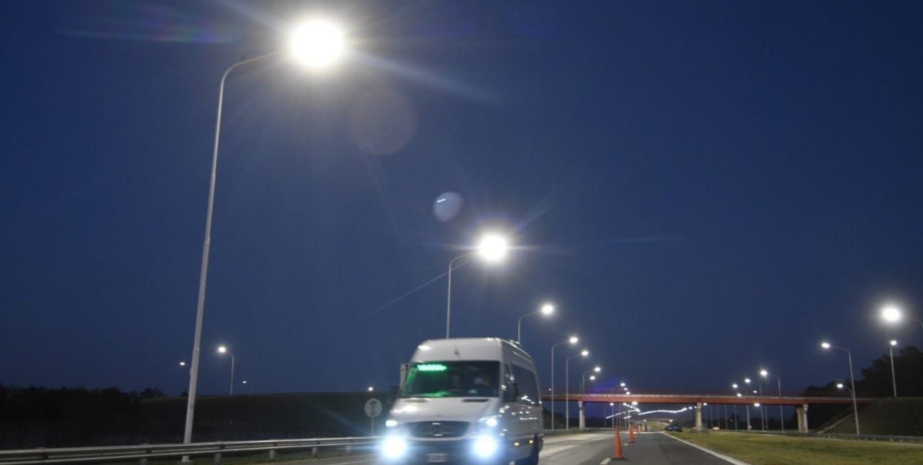 El gobernador de Santa Fe inauguró el cinturón de luces led en la autopista a Rosario 