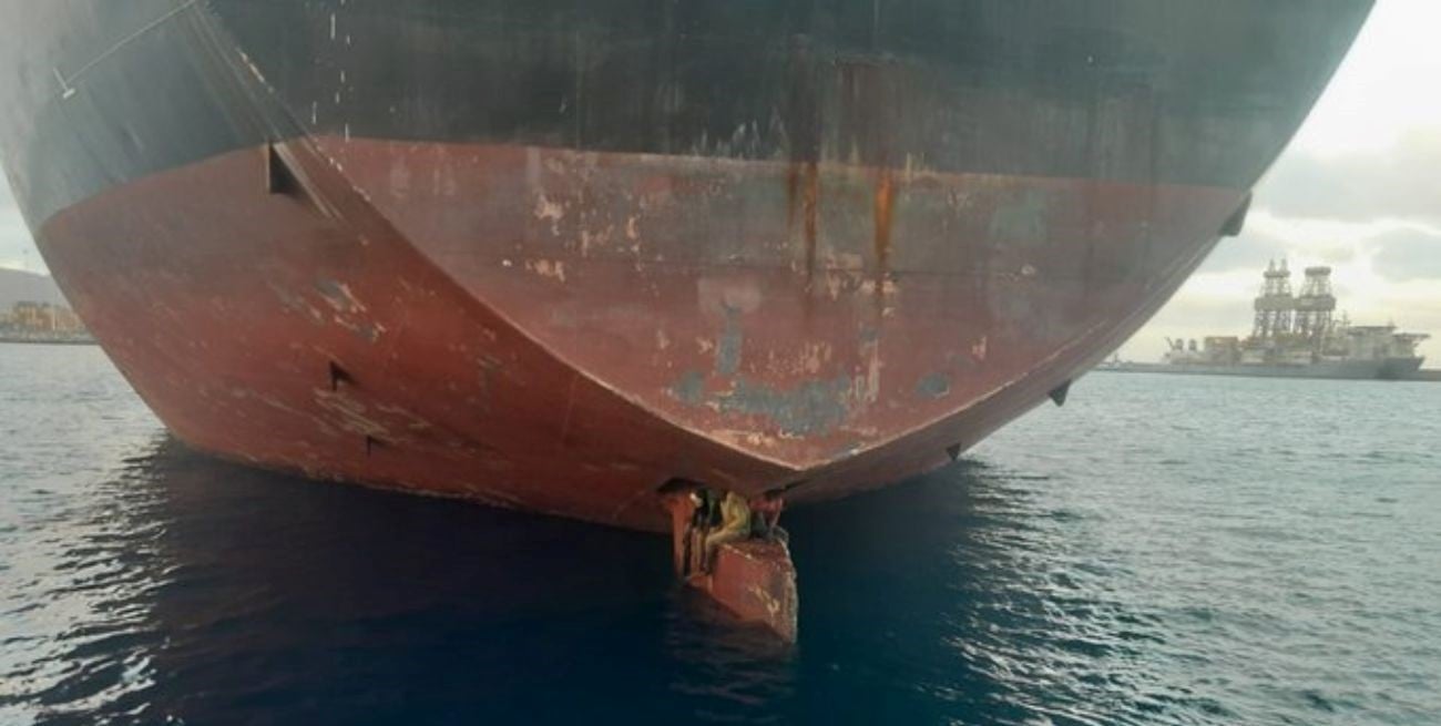 En España rescataron a 3 polizones que viajaban en el timón de un buque petrolero