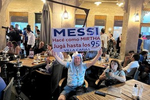 El cartel del hincha argentino se hizo viral en las redes sociales.