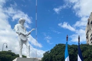La obra, un monumento de cuerpo entero, tiene una una altura de 2,30 metros y fue modelada en arcilla sobre una estructura metálica construida con perfilería de hierro soldado.