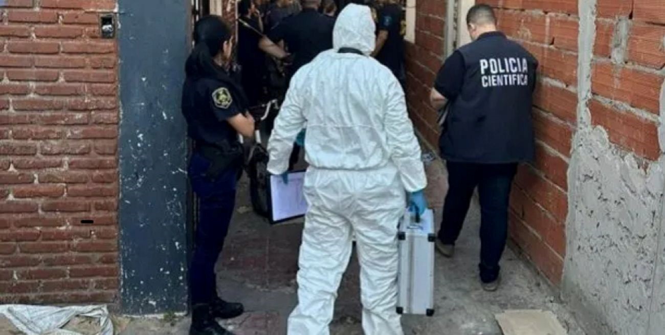 Macabro: encuentran a una niña muerta dentro de una caja de madera y tapada con cemento