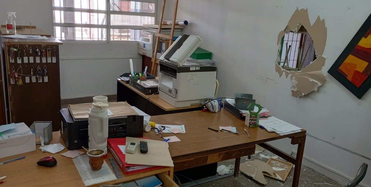 Robo y destrozos en el Instituto Superior de Profesorado N° 67 de barrio Yapeyú