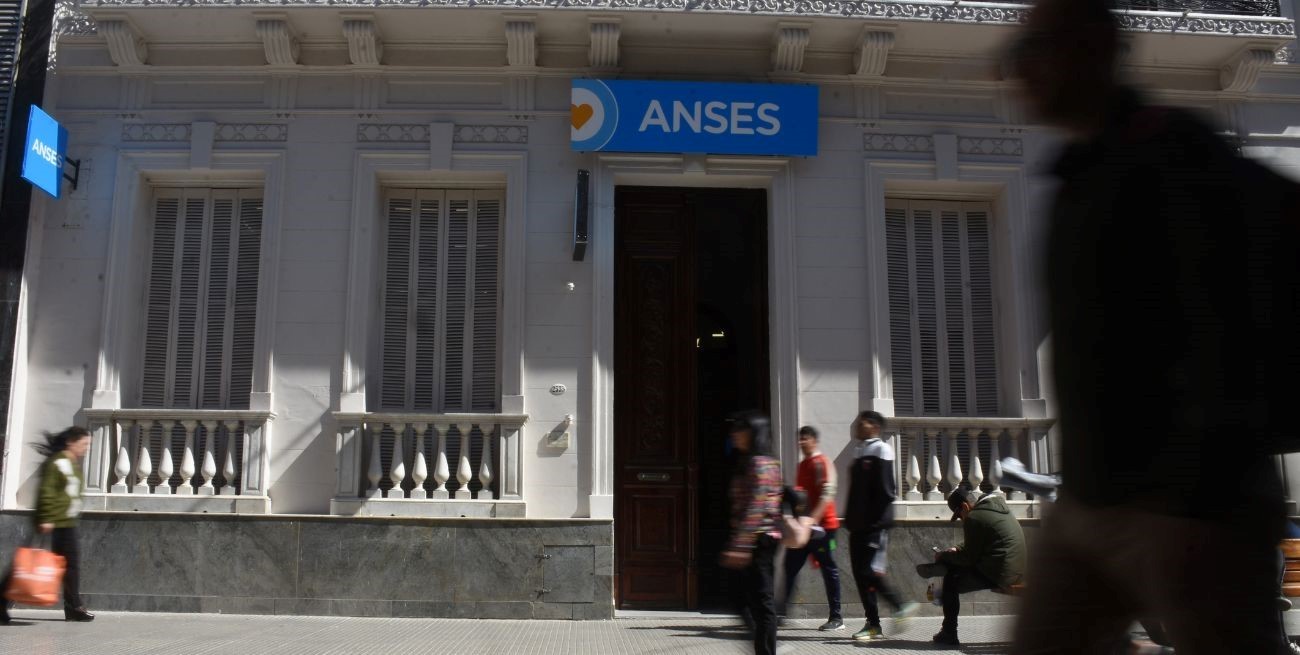 Desde diciembre los jubilados recibirán un bono de 10 mil pesos
