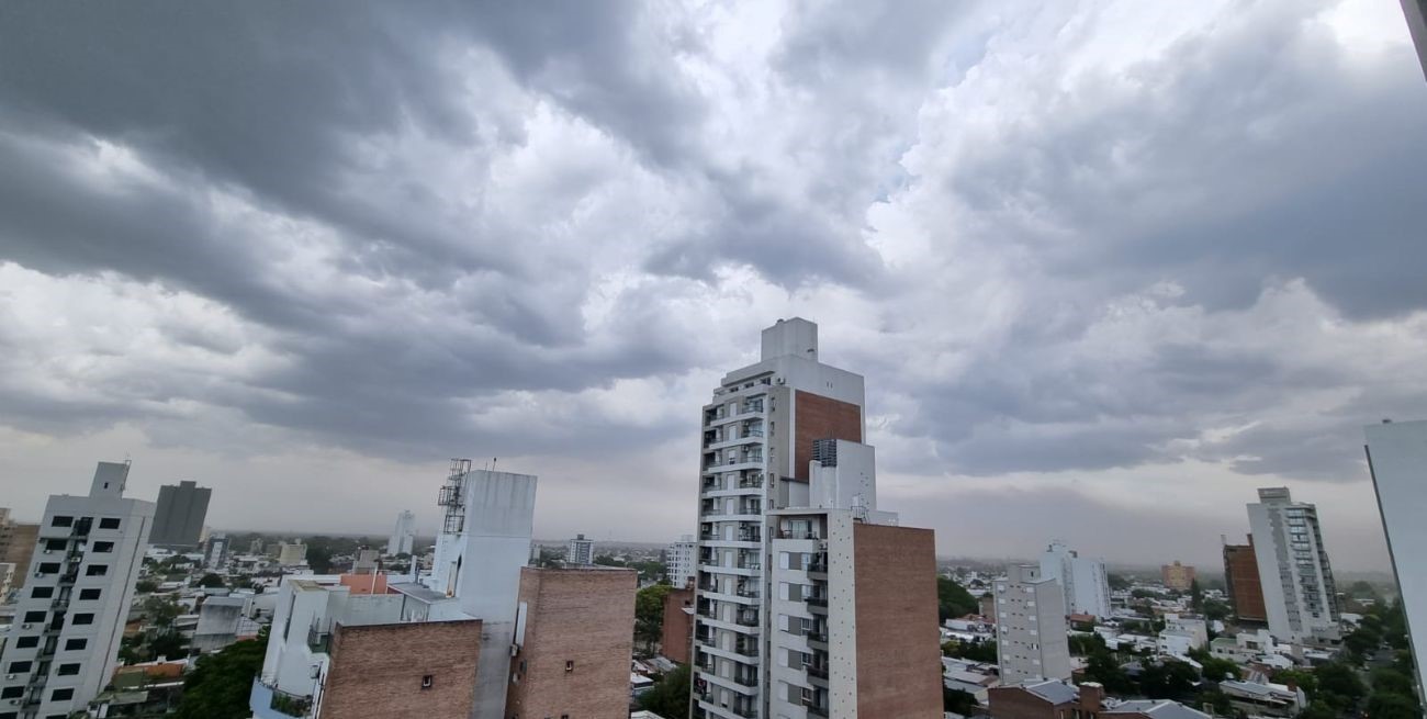Se oscureció el cielo en Santa Fe: se viene la lluvia y sigue el alerta por altas temperaturas