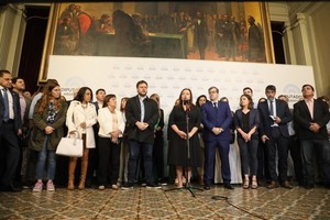 Funcionarios y dirigentes del Frente de Todos (FdT) respaldaron a la titular de la Cámara de Diputados, Cecilia Moreau, y repudiaron la violencia machista que sufrió el jueves durante la sesión de la Cámara Baja que debió suspenderse.
