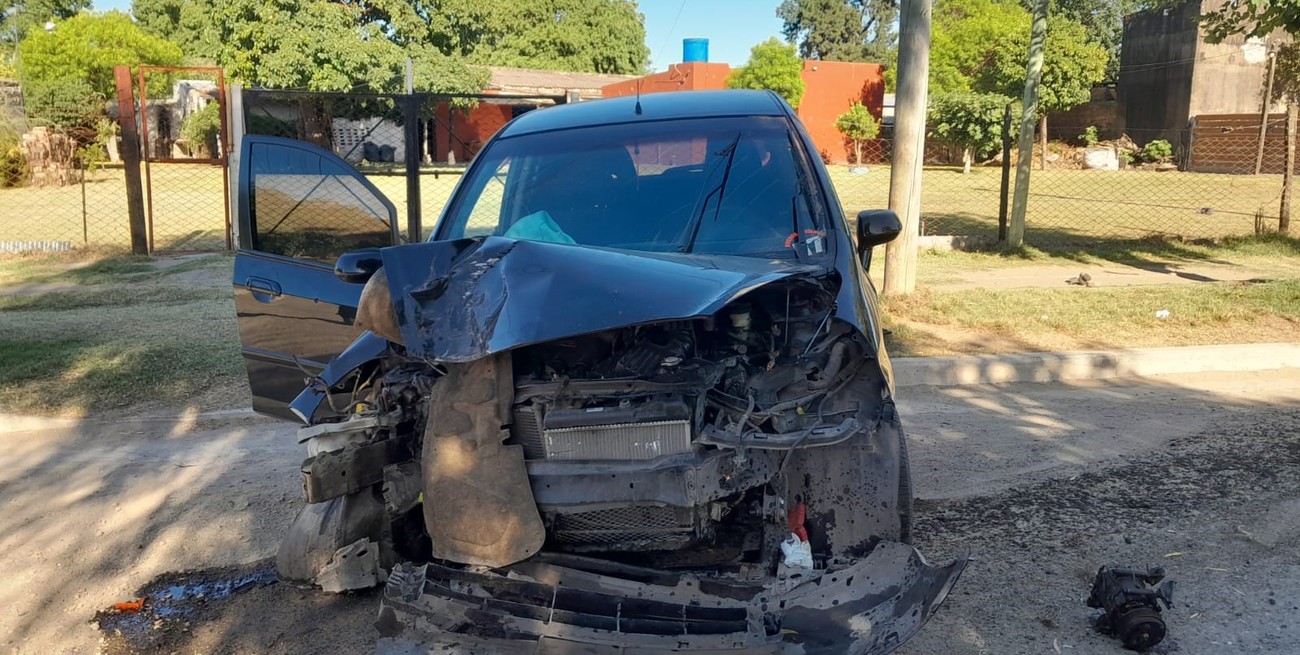 Robaron un auto y a pocas cuadras lo estrellaron contra un árbol en barrio Las Flores