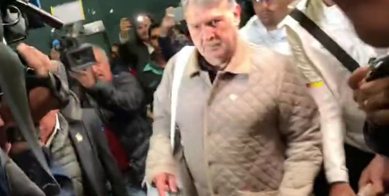 Video: el "Tata" Martino fue recibido con insultos en México tras la eliminación del Mundial 