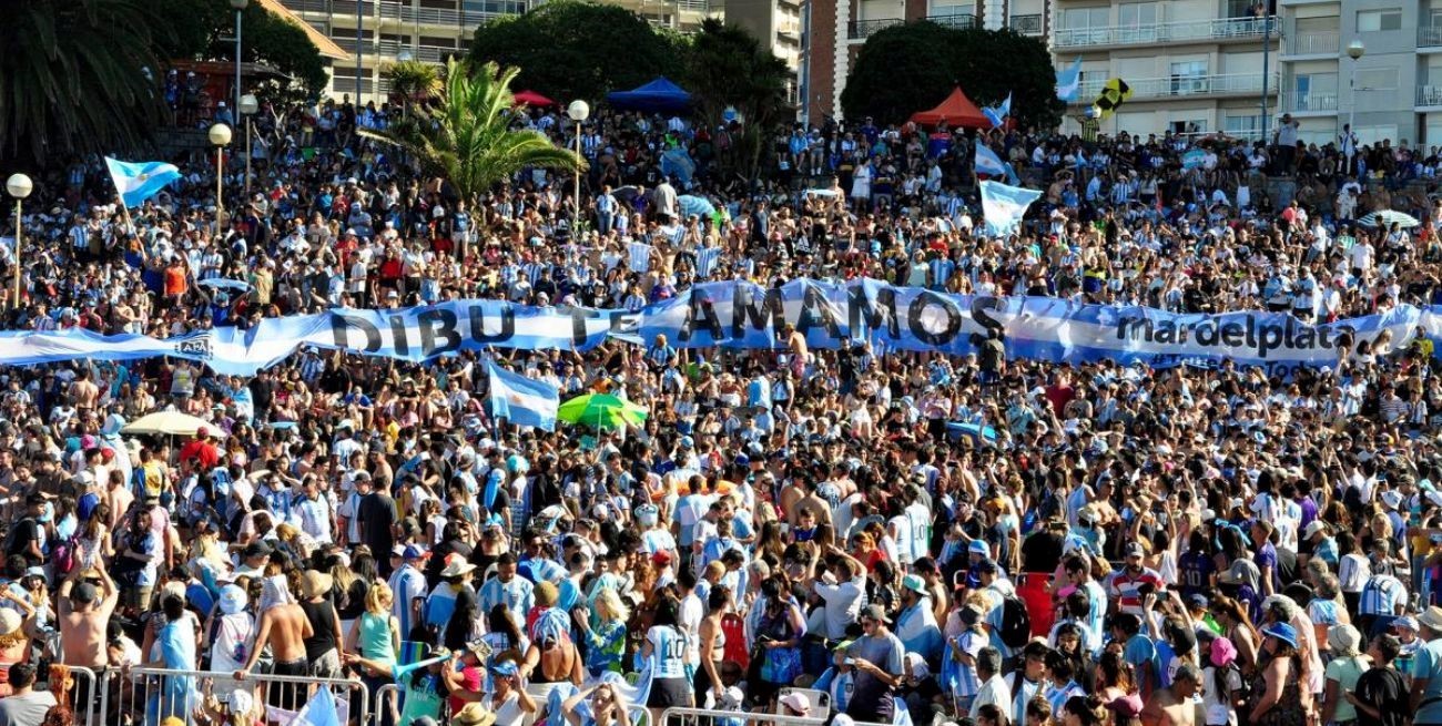 Un hincha cayó de un monumento en los festejos por el triunfo de Argentina y terminó internado