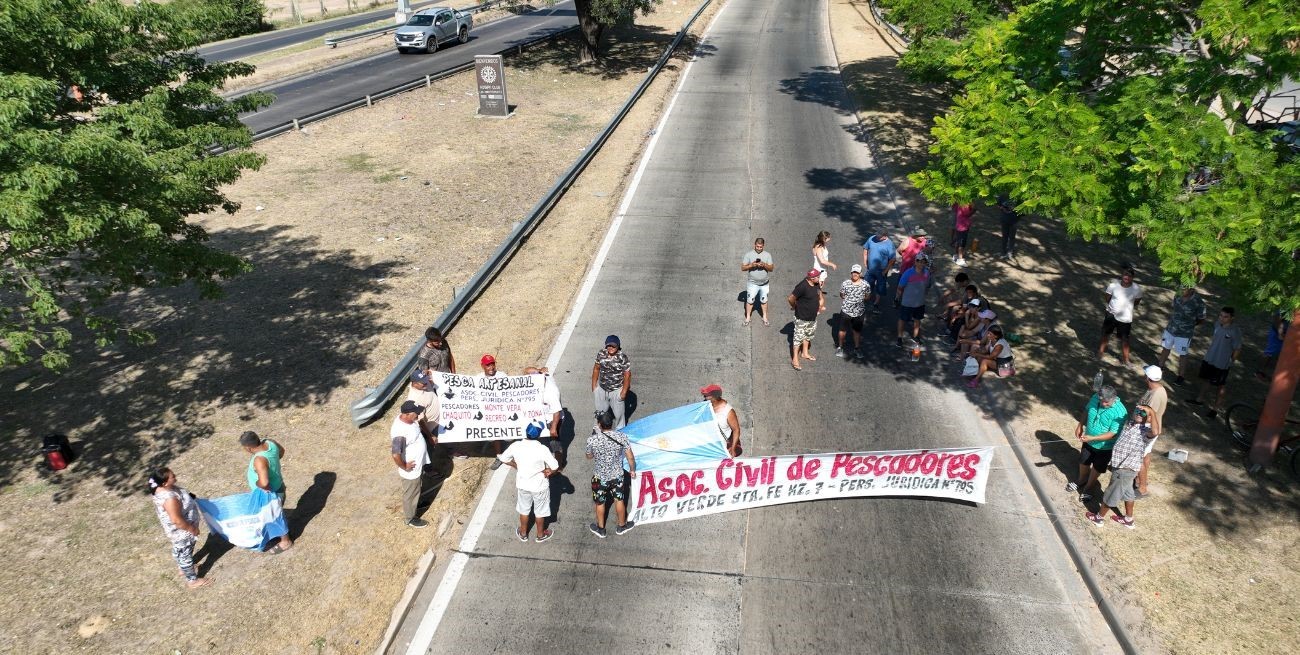 Pescadores cortaron el Puente Oroño en reclamo por el pago de Potenciar Trabajo
