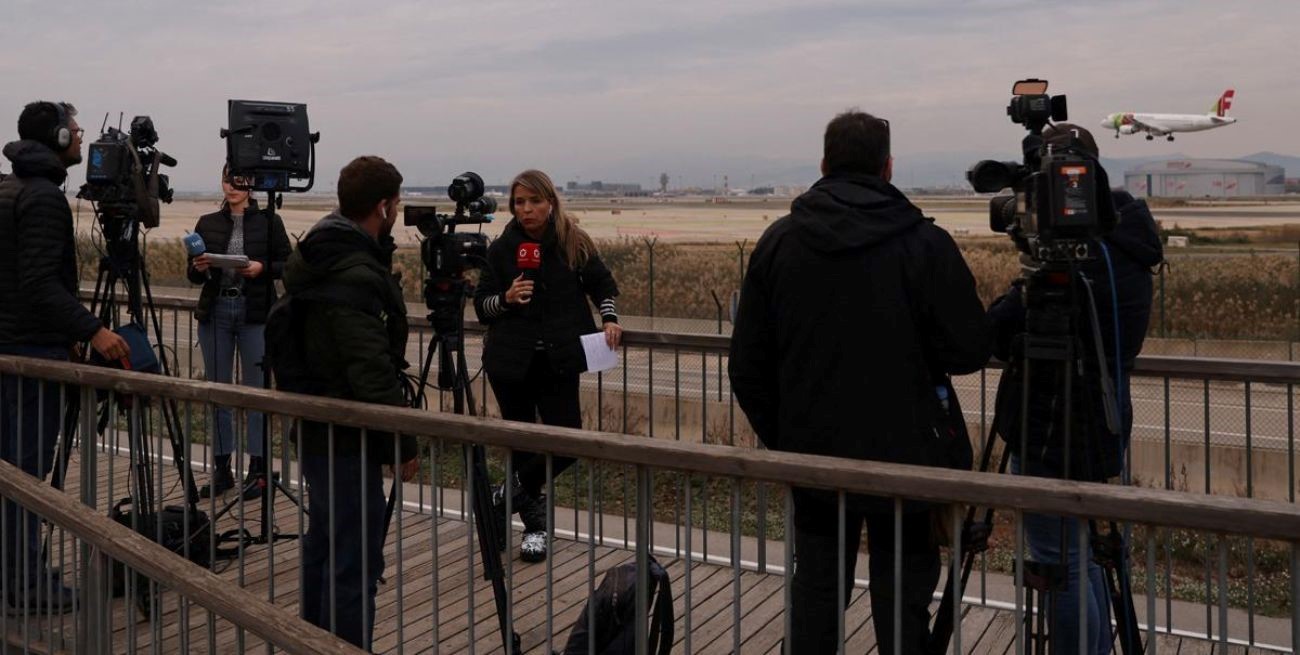 Por un falso parto, un avión proveniente de Marruecos aterrizó en Barcelona y 28 inmigrantes escaparon corriendo