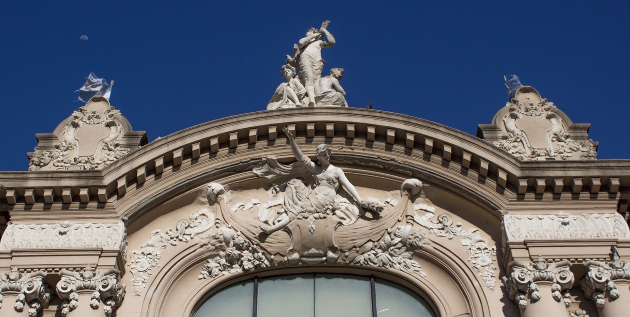 Un especialista en conservación será quien deba restaurar la fachada del Teatro Municipal
