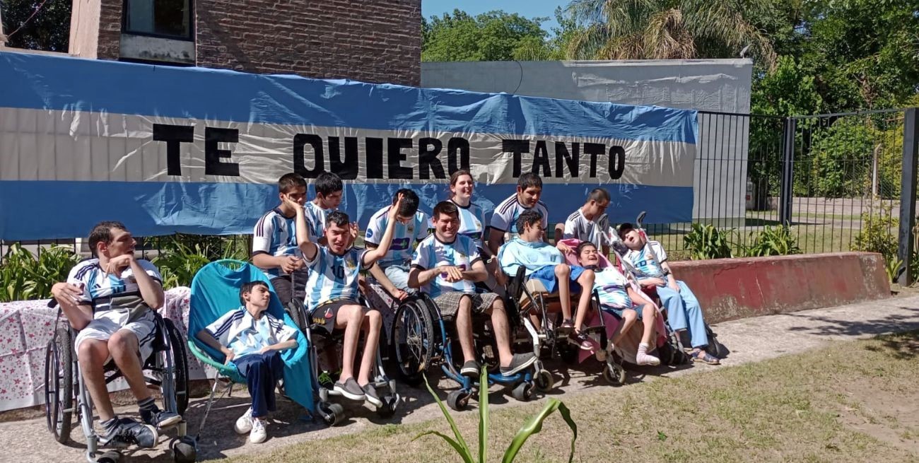 Chicos del hogar Un Mundo Especial y el sueño de llegar a los jugadores de la Selección Argentina