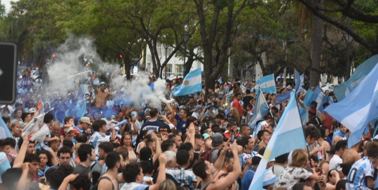 Los santafesinos salieron a la calle a festejar la victoria de Argentina