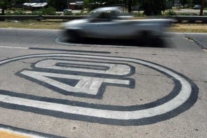 Cruce. La disposición de reducción a 40 Km/H es en la conexión entre dos barrios, donde han ocurrido accidentes graves y fatales.  Foto: Mauricio Garín.
