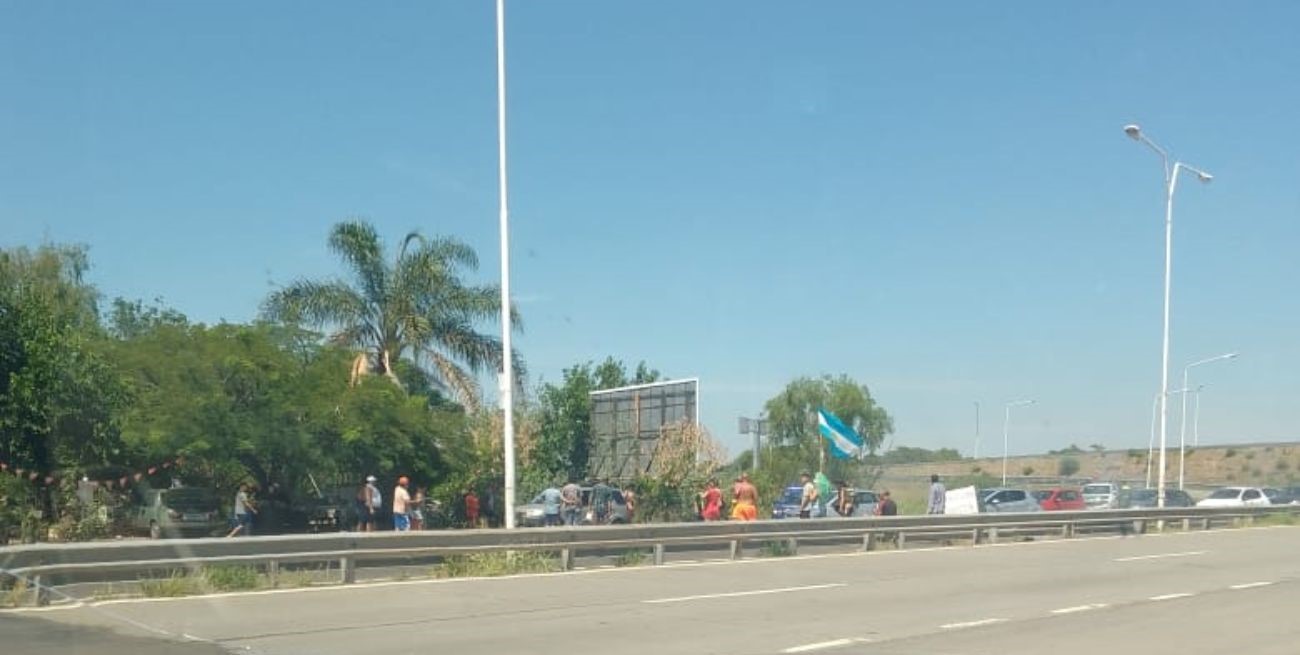 Vecinos de Colastiné Sur cortaron la Ruta Nacional 168 por falta de luz