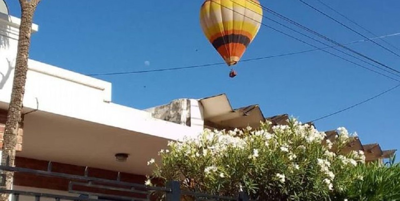 Video: un globo aerostático aterrizó en el patio de una casa de Córdoba