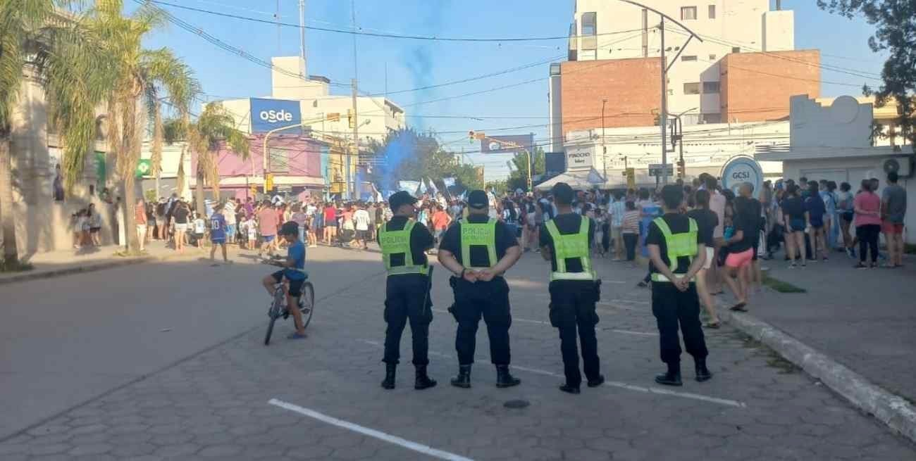 Quedó preso el hombre filmado con una cuchilla en medio de los festejos
