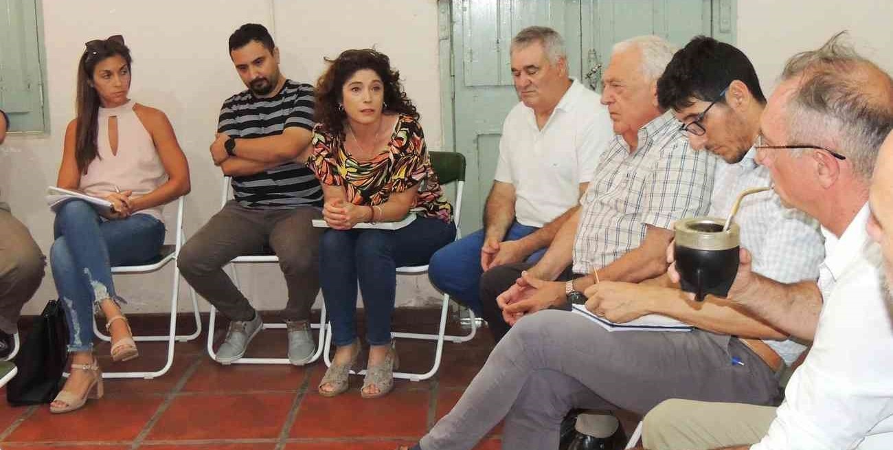 Productores confían en el compromiso de conseguir cisternas para suministrar agua a la zona rural