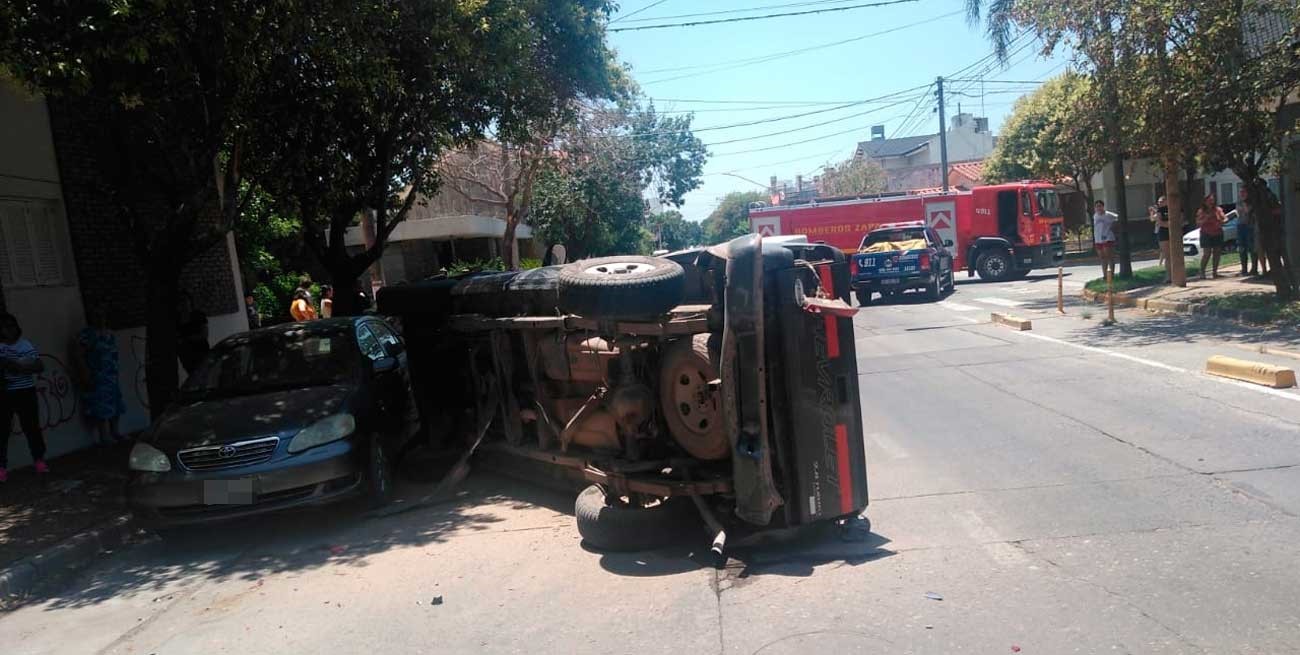 Fuerte choque en barrio Candioti entre dos camionetas