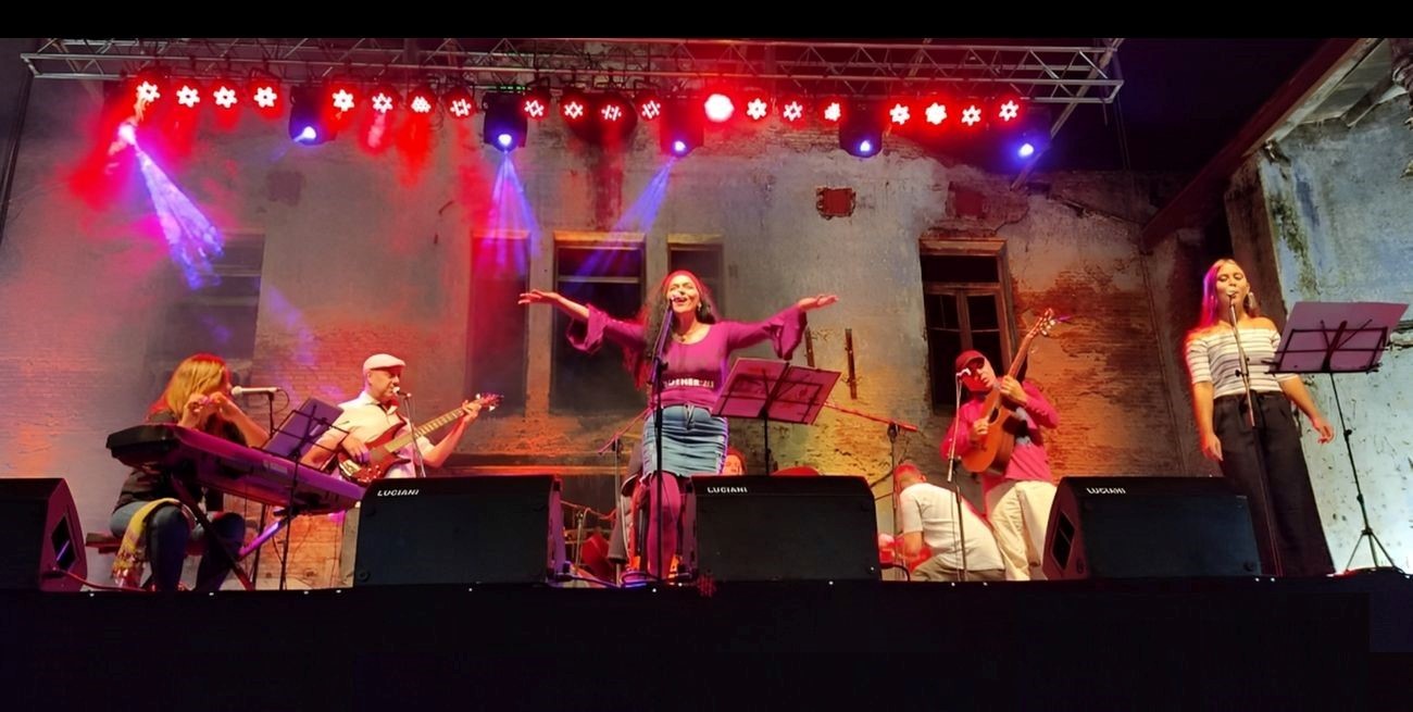 Ana Suñé Grupo y César Des en Música en el Mercado