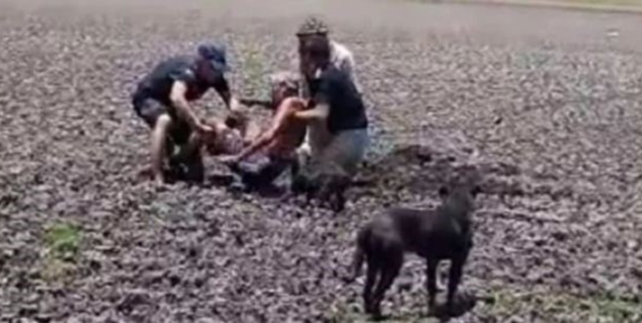 Corrientes: rescataron a un adulto mayor que pasó varias horas hundido en el barro