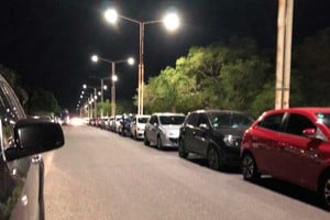 Doble fila en la Costanera Este. Según el relato de quien compartió la foto había tramos de congestión por el poco lugar para pasar.