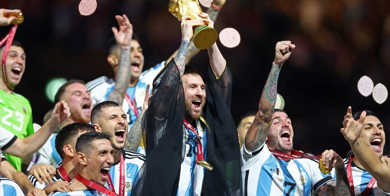 La foto más esperada: Lionel Messi levantó la Copa del Mundo