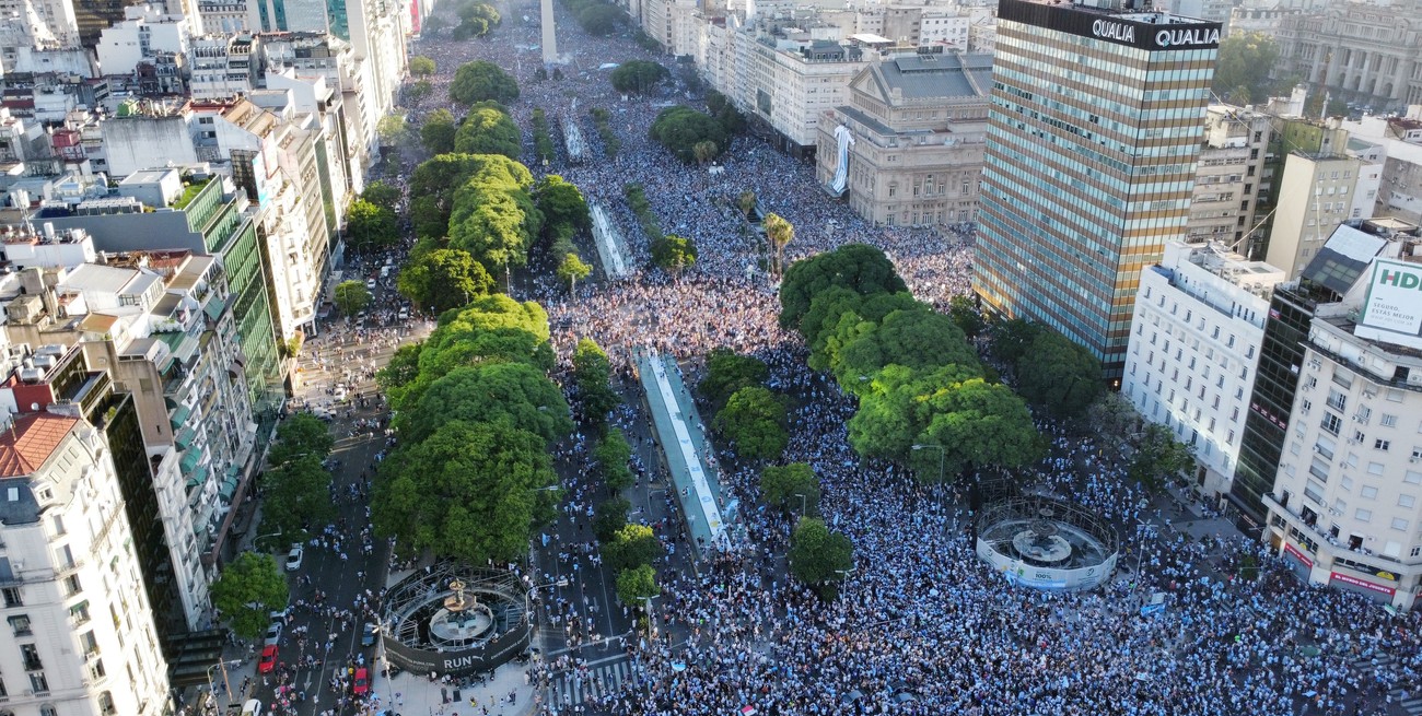 Retiro: cayó del techo durante los festejos de la Selección y murió