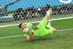 Emiliano Martínez fue protagonista de una de las definiciones más recordadas de los Mundiales. Foto: Reuters